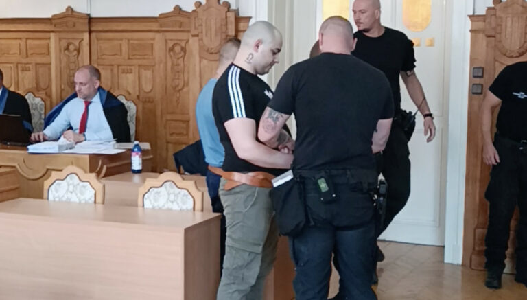 Dvojica plánovala vyhodiť do vzduchu policajta z Trnavy, súd ich odsúdil na osem rokov väzenia (video)