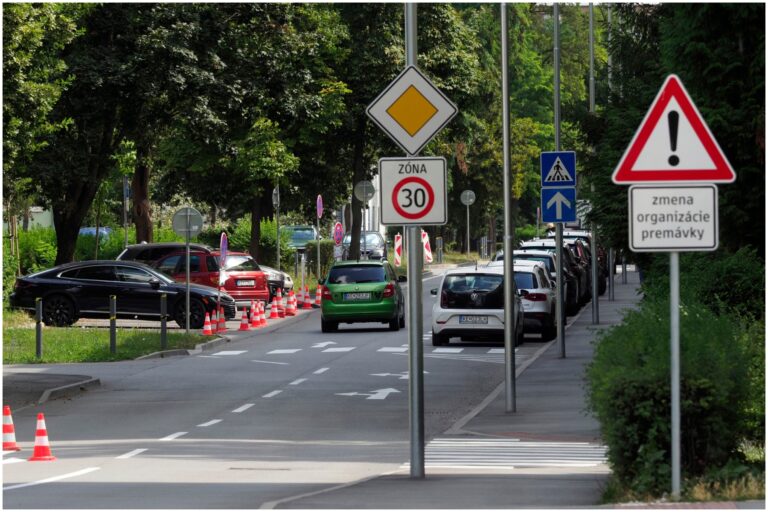 Z ulice Obrancov mieru v Košiciach je jednosmerka, zmena organizácie dopravy má zlepšiť bezpečnosť (foto)