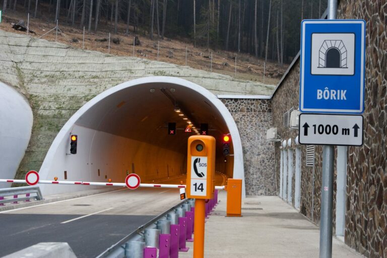 Časť diaľnice pod Tatrami v noci uzavrú, motoristi sa nedostanú ani cez tunel Bôrik