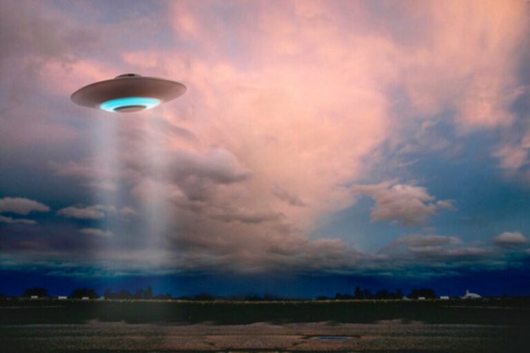 Turisti na Ibize natočili superrýchle jasné UFO