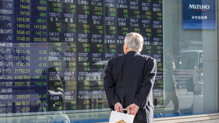 Výpredaj japonských akcií ukazuje, že jeho trh prechádza „zásadným posunom“