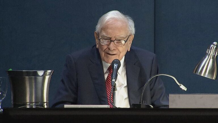 Berkshire Hathaway Warrena Buffetta predala takmer polovicu svojho podielu v Apple