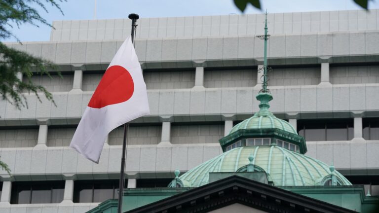 Výpredaj japonských akcií bude pokračovať pri posilňovaní jenu: UBS