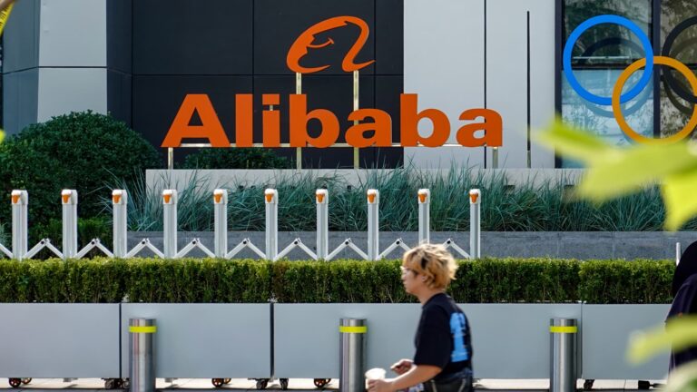 Výsledky Alibaba, JD.com podčiarkujú spomalenie dopytu čínskych spotrebiteľov