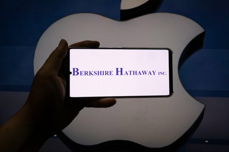 Warren Buffett Berkshire Hathaway predáva polovicu podielu Apple