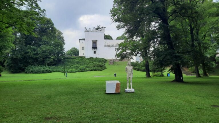 Mramorovú sochu pre anglický park Kaštieľa Strážky sochár tvorí priamo pred očami divákov