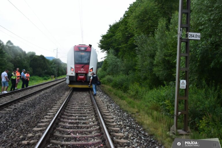 Tragická zrážka na Kysuciach, stret s vlakom neprežil 29-ročný muž (foto)