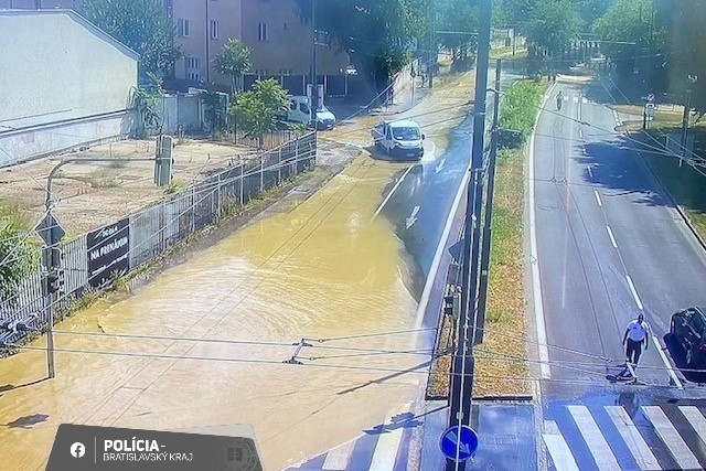 Karadžičova ulica v Bratislave je zatopená, polícia upozorňuje na dopravné obmedzenie