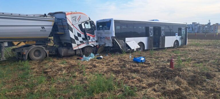 Po zrážke kamióna s autobusom hlásia sedem zranených. Pre nehodu v Turni nad Bodvou polícia začala trestné stíhanie