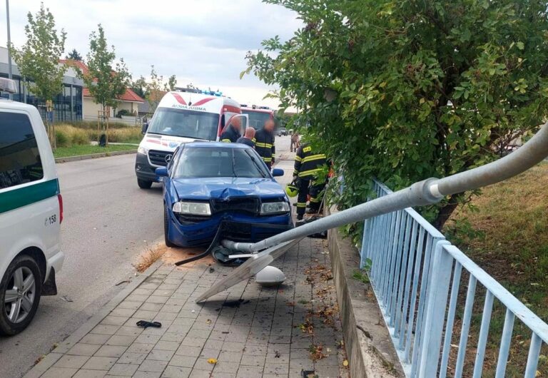 Muž narazil do dvoch odstavených áut a následne do verejného osvetlenia, záchranárom sa vodiča nepodarilo oživiť