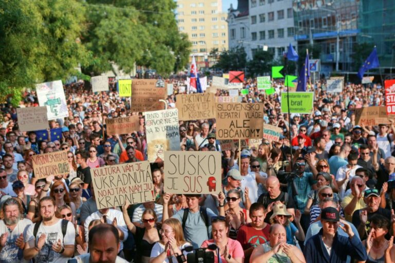 Na protivládny protest prišlo približne 18-tisíc ľudí, Susko a Šimkovičová by podľa Gröhlinga mali podať demisie