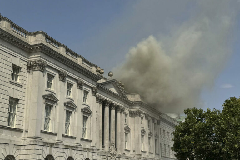 V centre Londýna horel palác Somerset House. Na mieste, kde sa nachádzajú neoceniteľné umelecké diela zasahovalo 125 hasičov