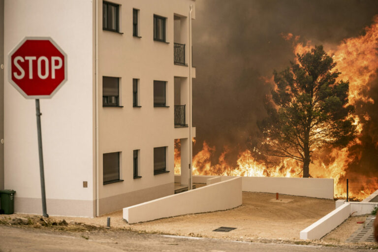 Chorvátsko eviduje o dvadsať percent viac lesných požiarov ako vlani, hasiči ani dovolenkári neutrpeli žiadne zranenia