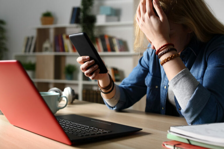 Slovensko patrí medzi krajiny EÚ s najvyšším výskytom nenávistných prejavov na internete, čelia im najmä mladí ľudia