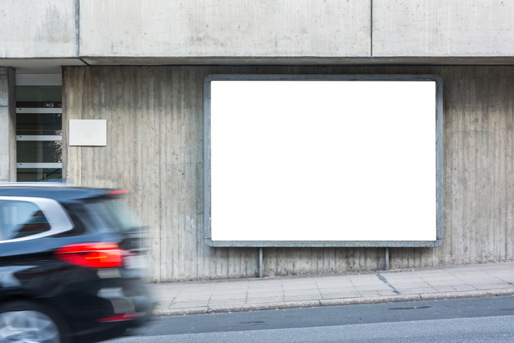 Nový stavebný zákon vytvorí nekonečné billboardy. Starostovia štyroch častí Bratislavy vyzývajú ministra Ráža k náprave