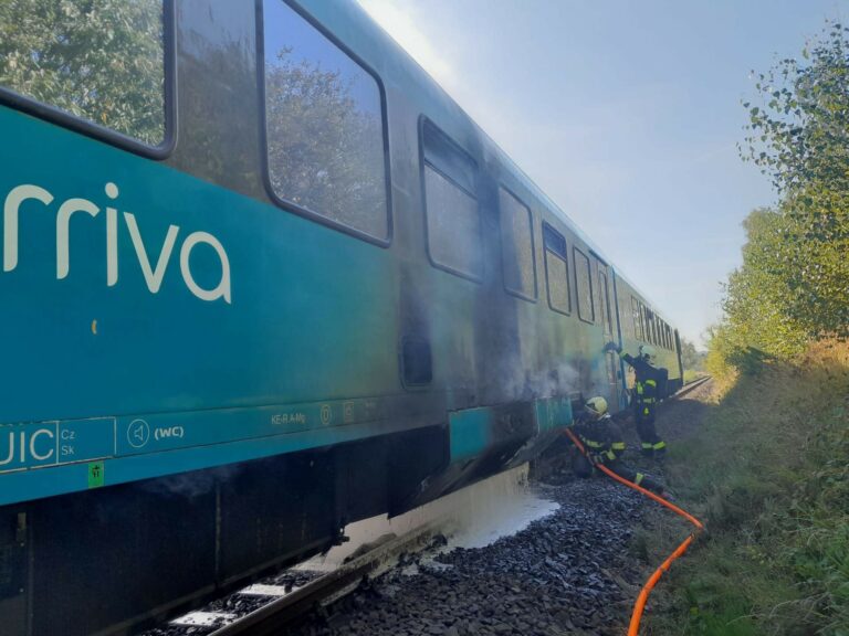 Z horiaceho vlaku museli evakuovať desiatky ľudí, požiar zachvátil vozeň spoločnosti Arriva (foto)