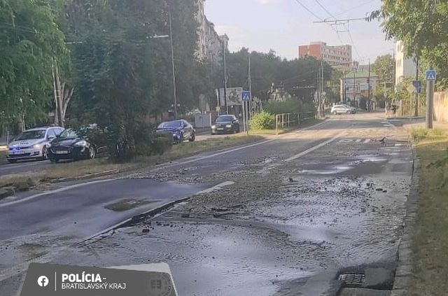 Bratislava upozorňuje na dopravné obmedzenia na Karadžičovej, odstraňujú následky poruchy