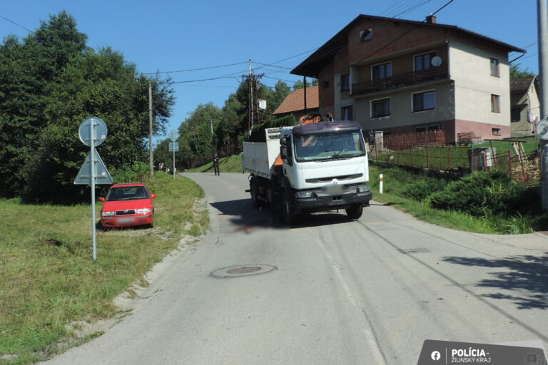 Vodičovi nákladného vozidla pri Čadci vbehol do cesty chodec, pri prevoze do nemocnice zomrel (foto)