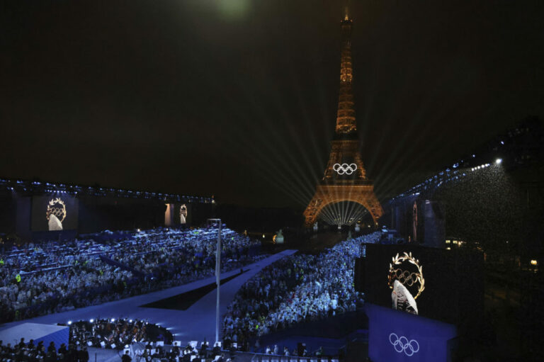 Záverečný ceremoniál olympiády v Paríži: Vlajkonosičmi Forster a Salkazanov (foto)