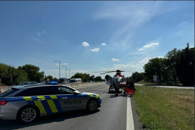 Na D1 pri Bratislave je obmedzená premávka, motocyklista utrpel pri nehode vážne zranenia (foto)