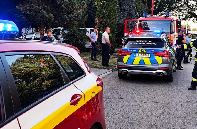 Po požiari a výbuchu v garáži v Trnave skončili s popáleninami štyria ľudia, prípadom sa zaoberá polícia (foto)