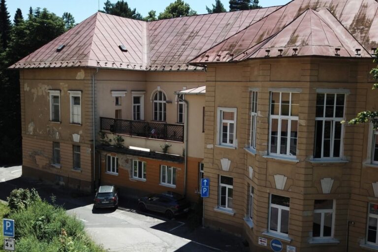 Psychiatrická klinika v Banskej Bystrici si vyžaduje komplexnú opravu, presťahovali ju do náhradných priestorov (foto)