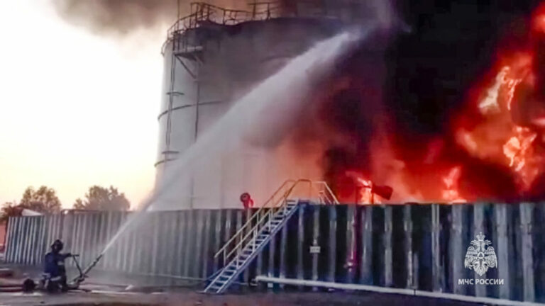 Požiar ropného skladu v ruskej Rostovskej oblasti trvá už viac ako týždeň, zásobníky ropy horia až na štyroch miestach (foto)