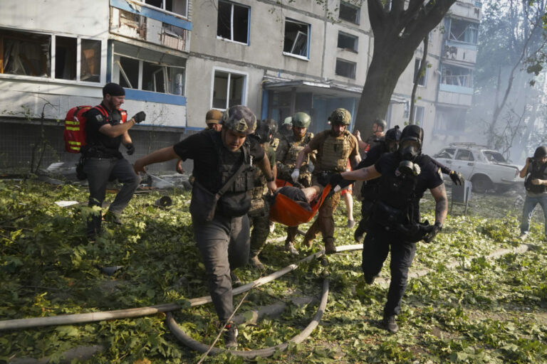 Rusi zaútočili na Charkov kĺzavými bombami, zahynulo sedem ľudí a desiatky sú zranené (foto)