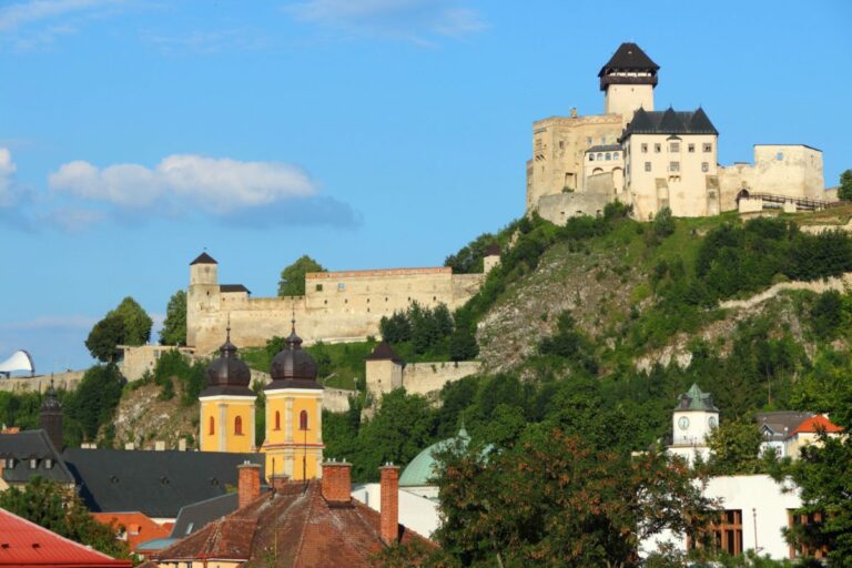 Archeológovia na Trenčianskom hrade odkrývajú gotickú kryptu z 15. storočia priamo pred očami návštevníkov