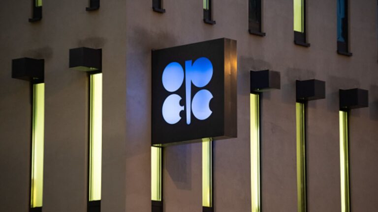 Členovia OPEC+ odkladajú plány na zvýšenie produkcie o dva mesiace po prepade cien ropy