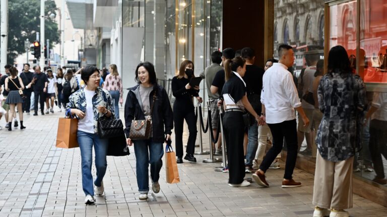 „Zlatá éra“ maloobchodu v Hongkongu sa skončila, pretože čínski turisti naďalej sťahujú kabelky