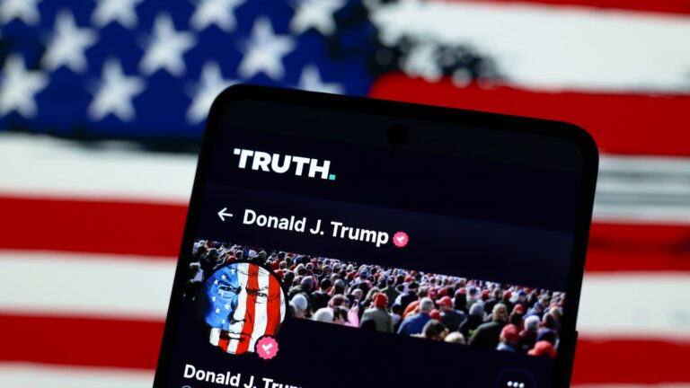 Akcie Trump Media stúpli o viac ako 7 %