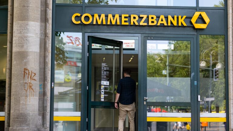 Commerzbank získala akcie po tom, čo UniCredit kúpila podiel od nemeckej vlády