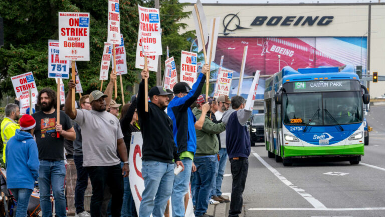 Boeing zmrazil nábor v radikálnom znižovaní nákladov, pretože zápasí so štrajkom