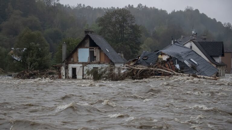 Obrázky ukazujú záplavy, ktoré sužujú strednú a východnú Európu, keď počet obetí stúpa