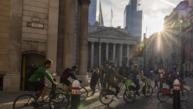 Bank of England pozastavuje znižovanie sadzieb a zdôrazňuje „postupný prístup“