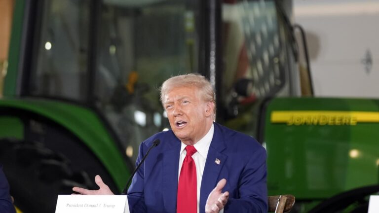 Trump pohrozil John Deere 200-percentným clom, ak presunie výrobu do Mexika