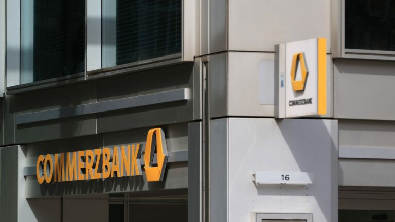 Commerzbank a UniCredit vedú rozhovory, keďže sa črtá perspektíva prevzatia