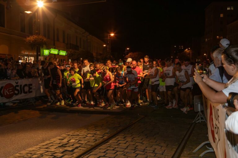 Jubilejný desiaty ročník podujatia Košice Night Run prilákal až dve tisícky bežcov