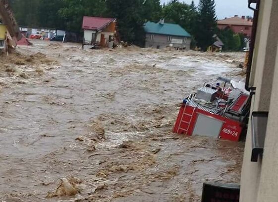 Záplavy pustošia aj juhozápad Poľska. V meste Stronie Śląskie sa pretrhla hrádza, prúd vody strhol celé hasičské auto (video+foto)