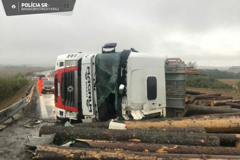 Vážnu dopravnú nehodu neprežil kamionista, ktorý sa zrazil s osobným autom. Cestu R2 pri Rimavskej Sobote uzavreli