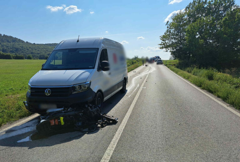 Medzi Malackami a Pernekom došlo k tragickej nehode motocyklistu s osobným autom, cesta je neprejazdná