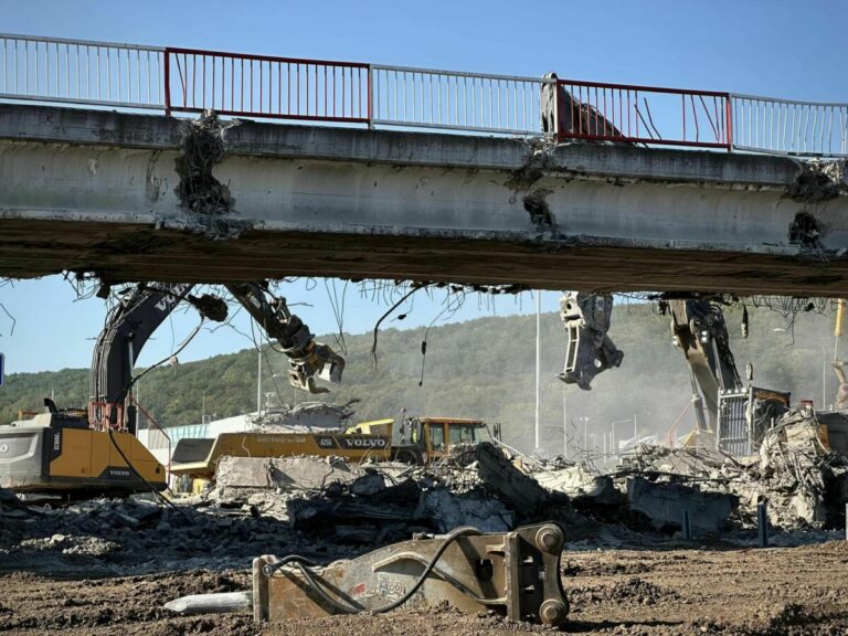 Búracie práce na moste nad R1 v Banskej Bystrici idú podľa plánu, cesta bude čoskoro opäť priechodná (video)