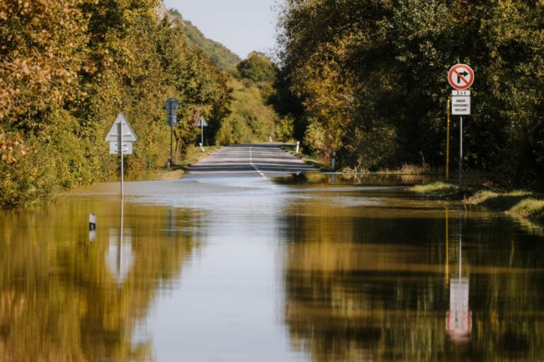 Obyvatelia Chľaby sú už dva dni odrezaní od sveta, jedinú príjazdovú cestu zaplavil Dunaj