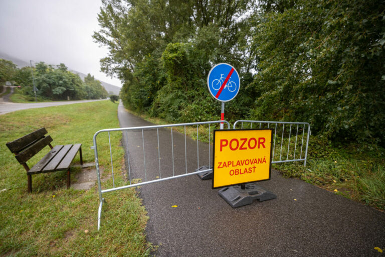 Meteorológovia stále varujú pred povodňami, pre osem okresov platí červená výstraha (foto)