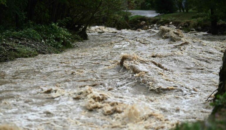 Dolné Rakúsko vyhlásili za zónu katastrofy, povodne si vyžiadali život hasiča