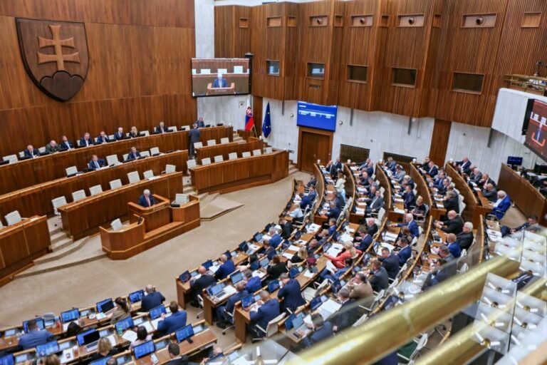 Poslanci schválili skrátené konanie ku konsolidačnému balíčku, opozícia poukázala na spornú miliardu (naživo)