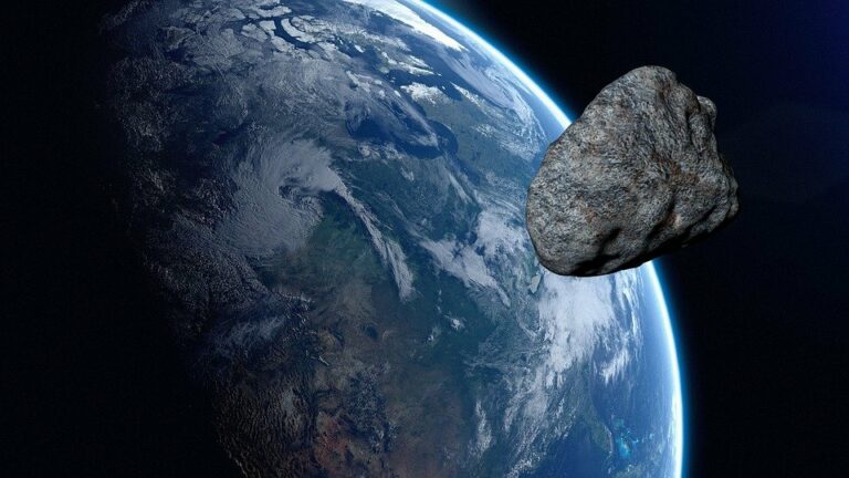 Asteroid o veľkosti dvoch futbalových ihrísk letí smerom k Zemi