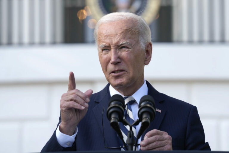 Biden môže povoliť Ukrajine zaútočiť hlboko na ruské územie, tvrdí Blinken