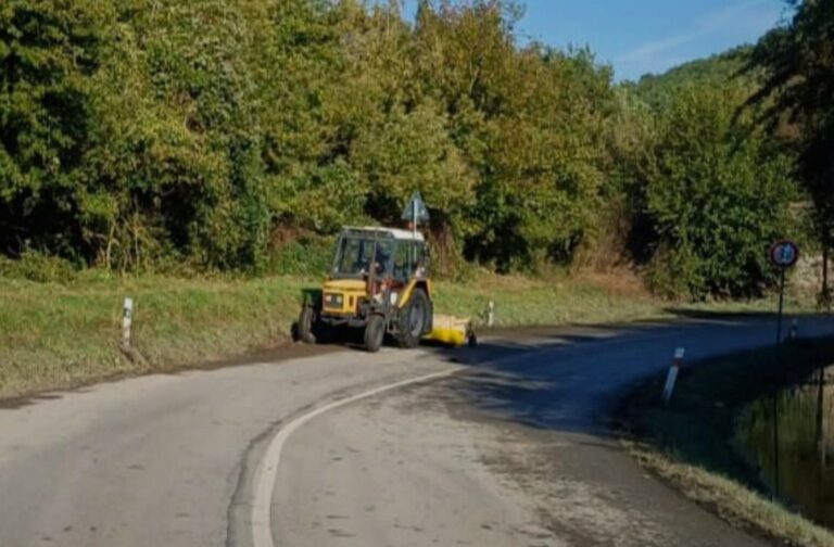 Život sa po poklese hladiny Dunaja vracia do normálu, jediná prístupová cesta do obce Chľaba je už prejazdná (video)